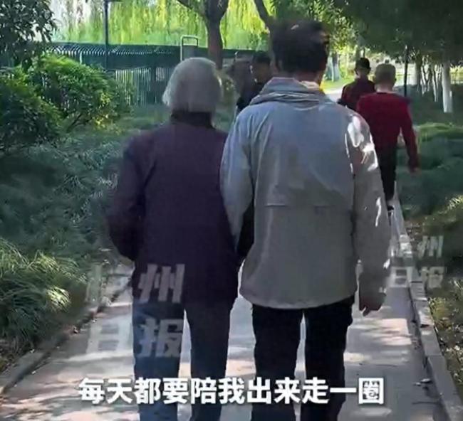 77歲兒子每天陪101歲母親散步