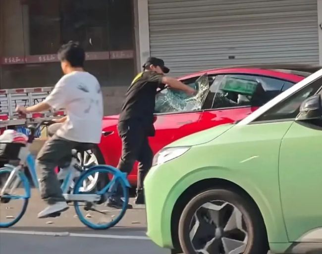 車主罵保安是“看門狗” 保安砸車 情緒失控的代價