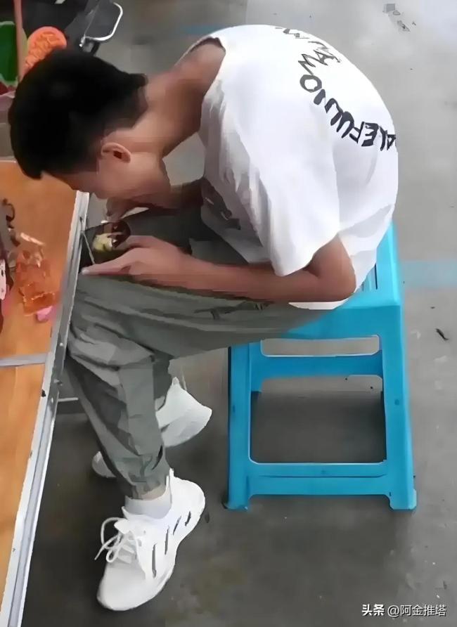 孩子每天玩3小时手机成绩比不读书更差 过度使用影响脑发育