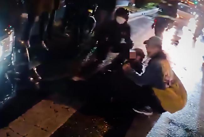 北京老人被壓車(chē)下眾人抬車(chē)救出 輔警帶頭救援顯身手