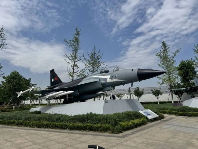 成飛公園殲-10C成為熱門打卡點(diǎn) 市民游客絡(luò)繹不絕