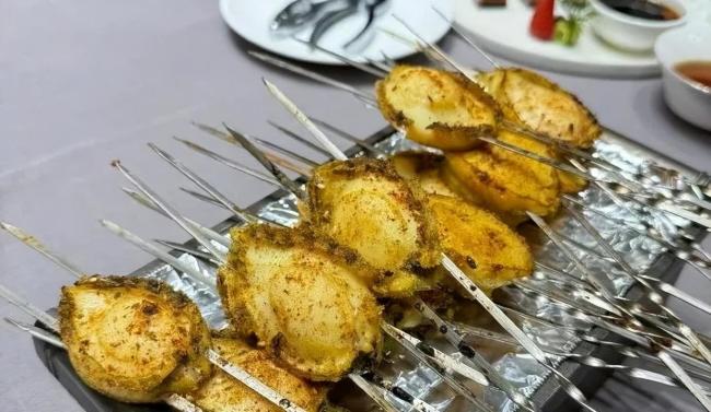 黃曉明曬青島特色午飯 直呼：真是吃不下了啊,，腹肌消失中,！