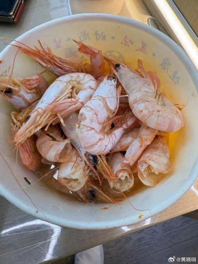 黃曉明曬青島特色午飯 直呼：真是吃不下了啊,，腹肌消失中,！
