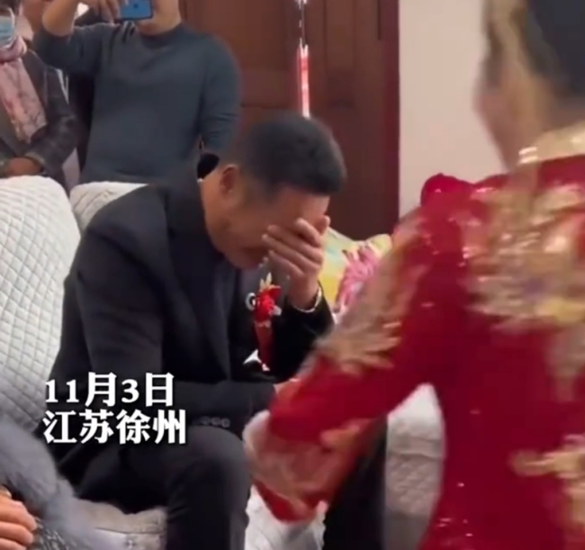 女兒結(jié)婚上轎爸爸哭得仿若孩子 父愛深沉觸動(dòng)人心