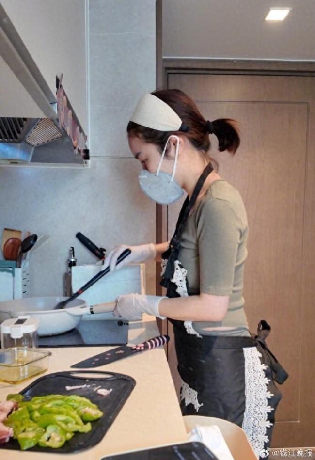 女子称穿瑜伽服上门做饭不是为流量