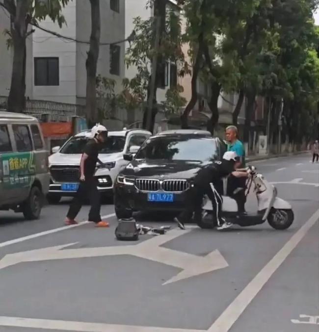 情侶騎車撞寶馬男子情緒失控 無(wú)知與沖動(dòng)的代價(jià)
