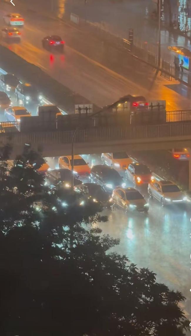 橋下躲冰雹致堵車該不該擔(dān)責(zé) 緊急避險(xiǎn)還是違法停車,？