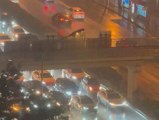 車輛橋下堵路躲冰雹引爭論