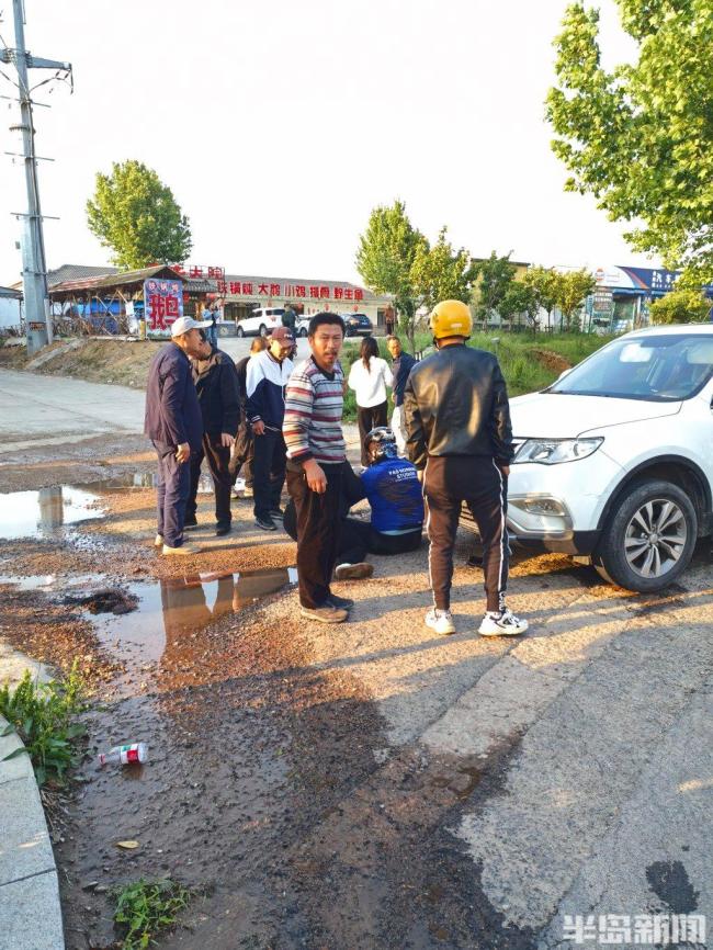 男子被卷入車底 眾人抬車救人 危急時刻顯真情