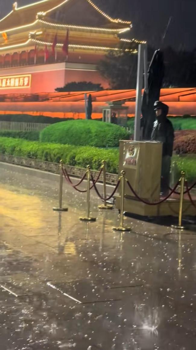 北京下冰雹 天安門前哨兵紋絲不動(dòng) 堅(jiān)守崗位獲贊