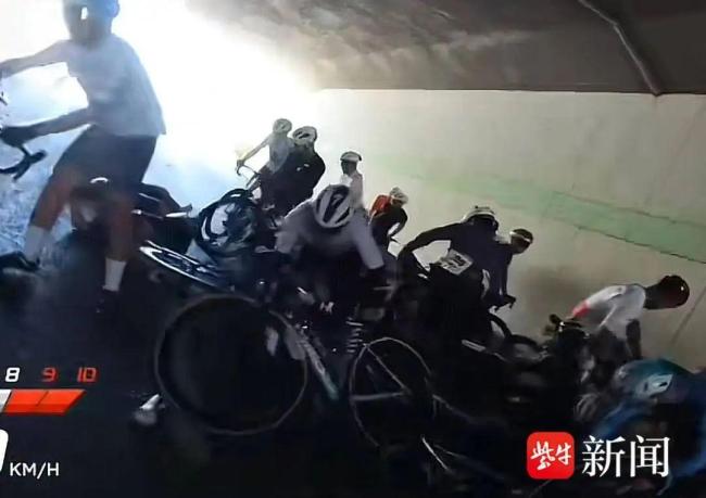 安徽自行車賽發(fā)生摔車事故 多人受傷一人昏迷