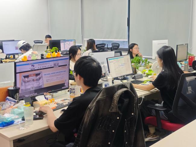 義烏老板接到美客商30萬(wàn)雙襪子訂單 關(guān)稅下調(diào)刺激采購(gòu)熱潮