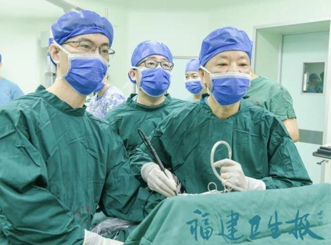 男子吃饭狼吞虎咽把食管吃破了 饱食后呕吐险致命