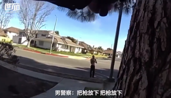 美國(guó)一女警被奪槍找掩護(hù)哀求“別開(kāi)槍” 奪槍男子被另一警察擊斃