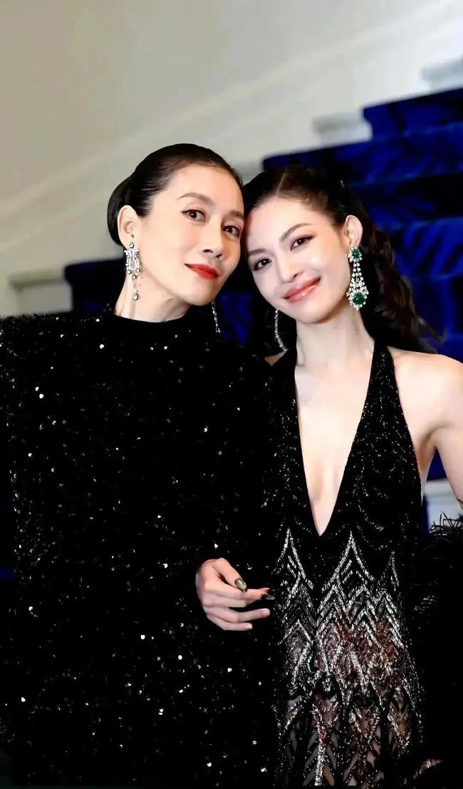 温峥嵘戛纳偶遇钟楚曦 两大美女同框成焦点