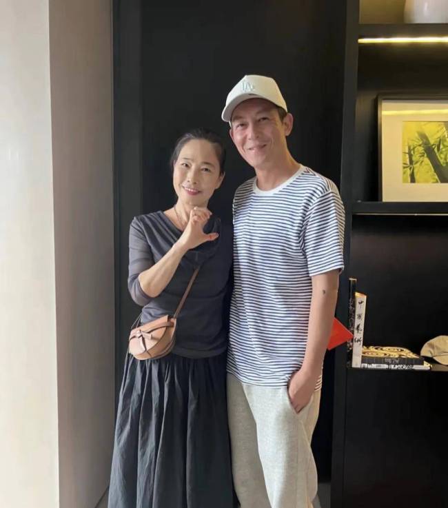 陈冠希陪老婆回河南老家探亲，打扮朴素老气，秦舒培素颜皮肤真好 低调探亲温馨互动