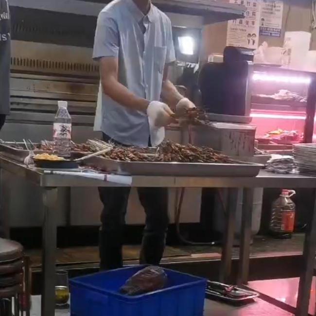 官方回應(yīng)泔水桶撈出肉串再烤 涉事店停業(yè)整頓