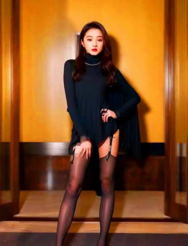 关晓彤晒照片疑似回应争议 戒指风波巧妙化解