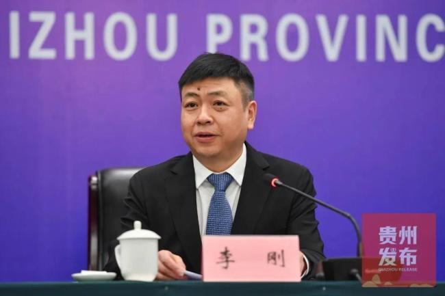正廳級李剛?cè)紊媳徊? ></p><p>2020年初,，李剛擔任貴州省大數(shù)據(jù)發(fā)展管理局副局長,，2024年初升任局黨組書記，半年多后卸任,，出任省國防科工辦主任,。景亞萍在2021年11月至2024年10月間擔任局長，同期李剛先后擔任副局長和局黨組書記,。</p><p class=