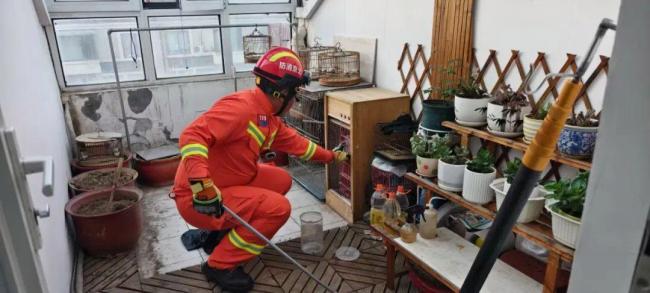 “贪吃蛇”溜进居民家 消防捕捉 鸟笼惊魂记-这些毛病突然痊愈要小心 可能是更严重
