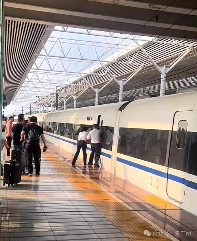 高鐵啟動女乘客沖出被門夾住 上錯車致意外