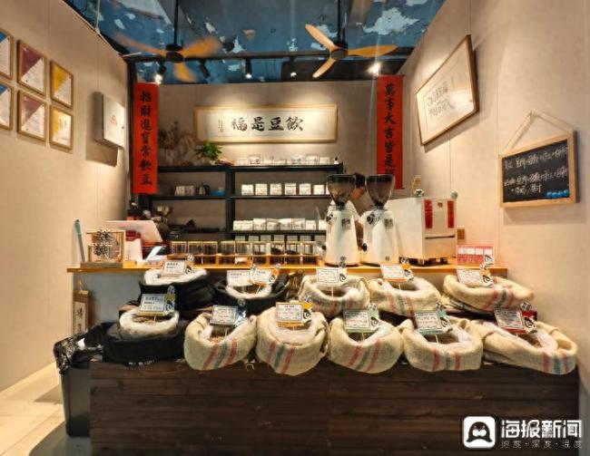 90后小伙將咖啡店搬進(jìn)菜市場