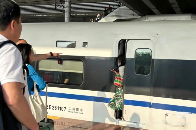 高鐵啟動時(shí)女子突然沖出被門夾住 上錯(cuò)車所致