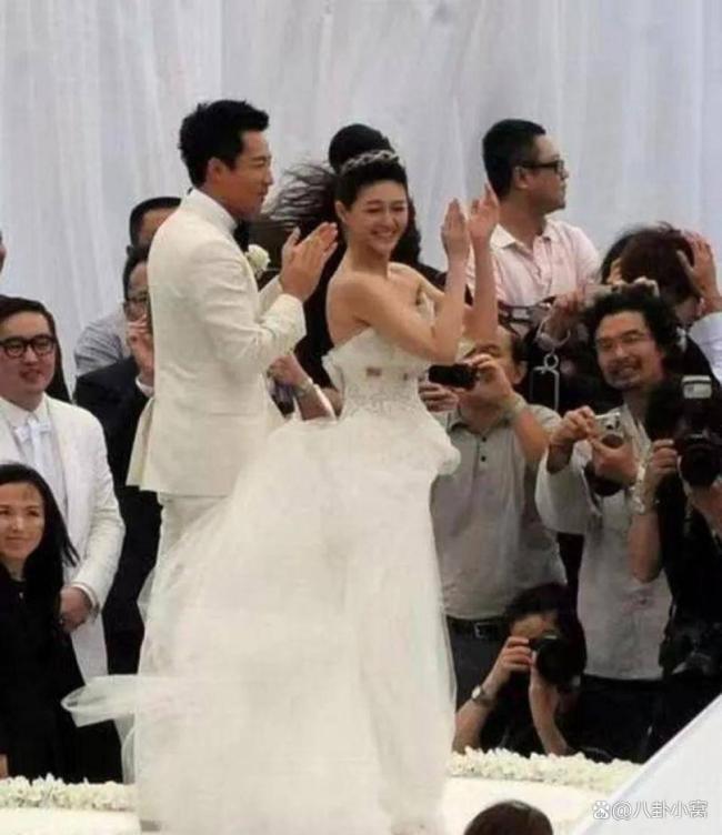 汪小菲馬筱梅穿中式婚服熱情打招呼 低調(diào)婚禮溫馨啟幕