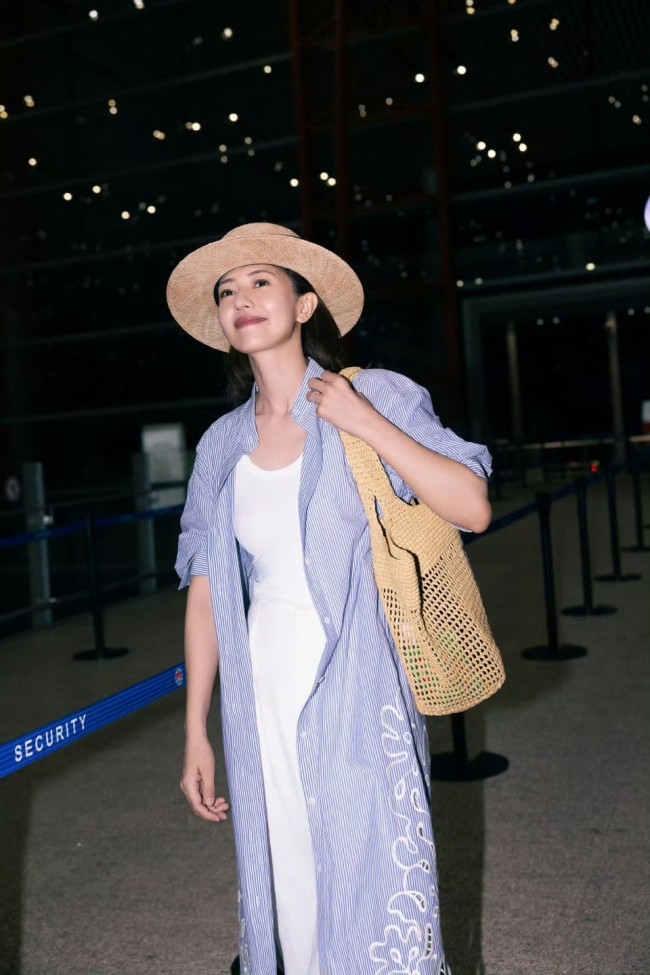 高圆圆戛纳生图太美了 南法风造型惊艳机场