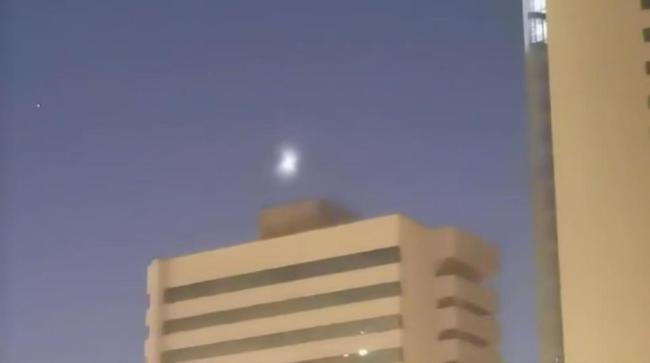 新疆多地上空出現(xiàn)不明飛行物 夜空奇觀引發(fā)熱議