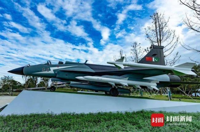 成飛公園殲-10C引萬人打卡 殲10C成為公園“頂流”