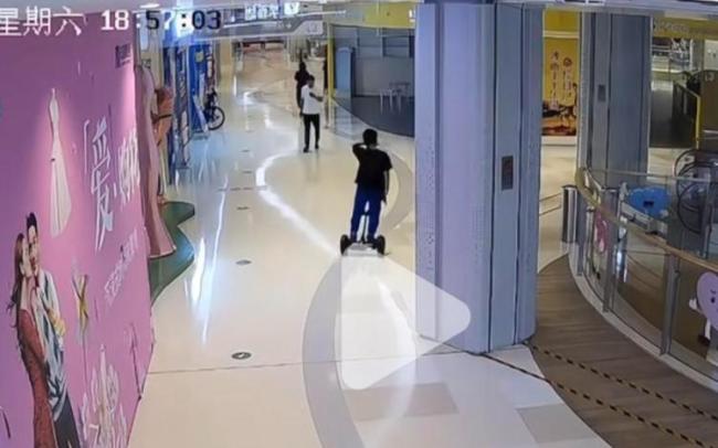 老人商場內(nèi)被撞骨折責(zé)任如何劃分 平衡車事故引發(fā)爭議