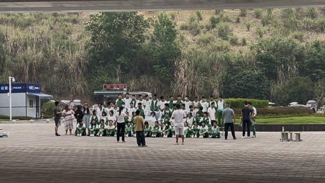 全班去醫(yī)院陪患病同學(xué)拍畢業(yè)照 難忘的畢業(yè)時(shí)刻