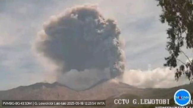 印尼火山噴發(fā)灰柱高達(dá)3000米