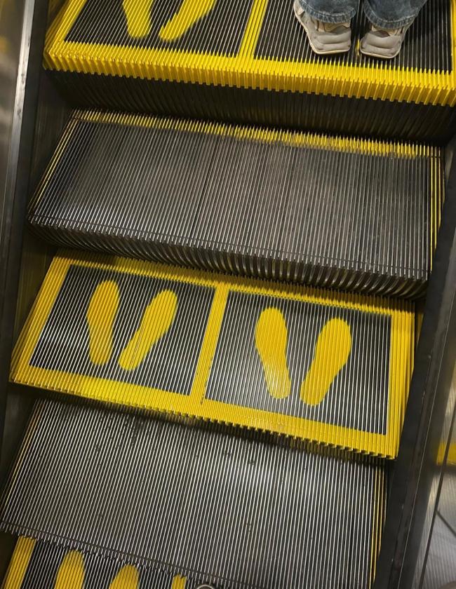 北京地鐵乘扶梯不再左行右立 倡導(dǎo)站穩(wěn)扶好