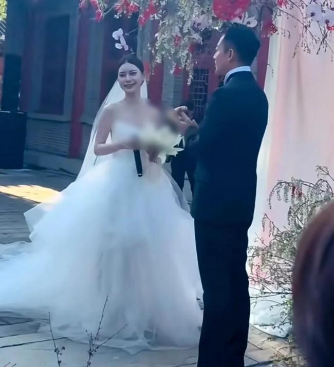 汪小菲馬筱梅當眾擁吻 甜蜜婚禮刷爆社交平臺