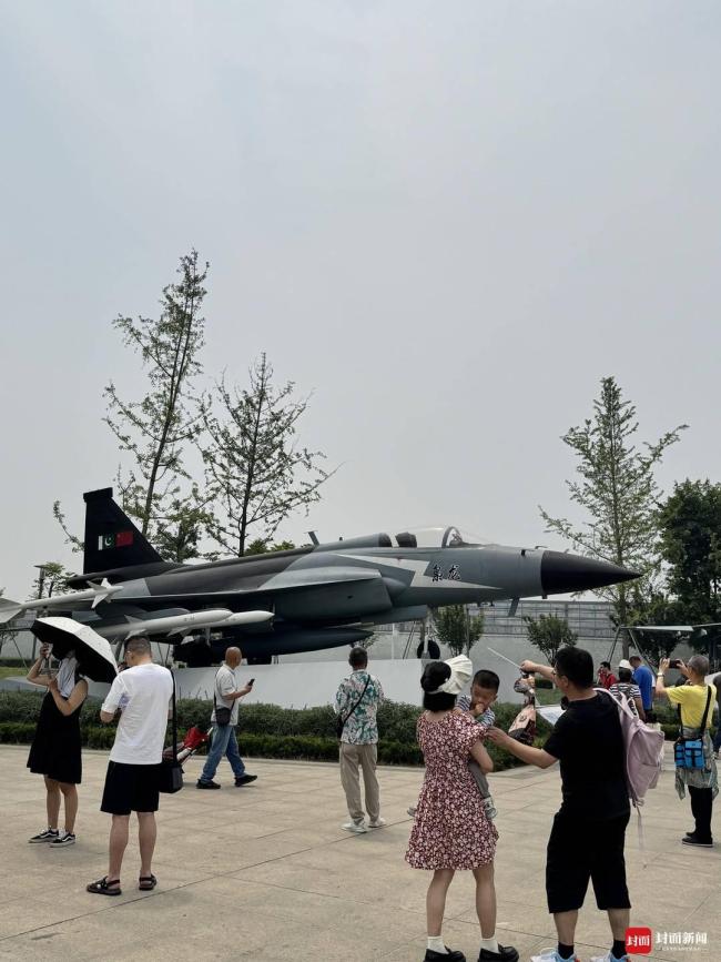 巴基斯坦友人在成都打卡梟龍 中巴友誼見證地