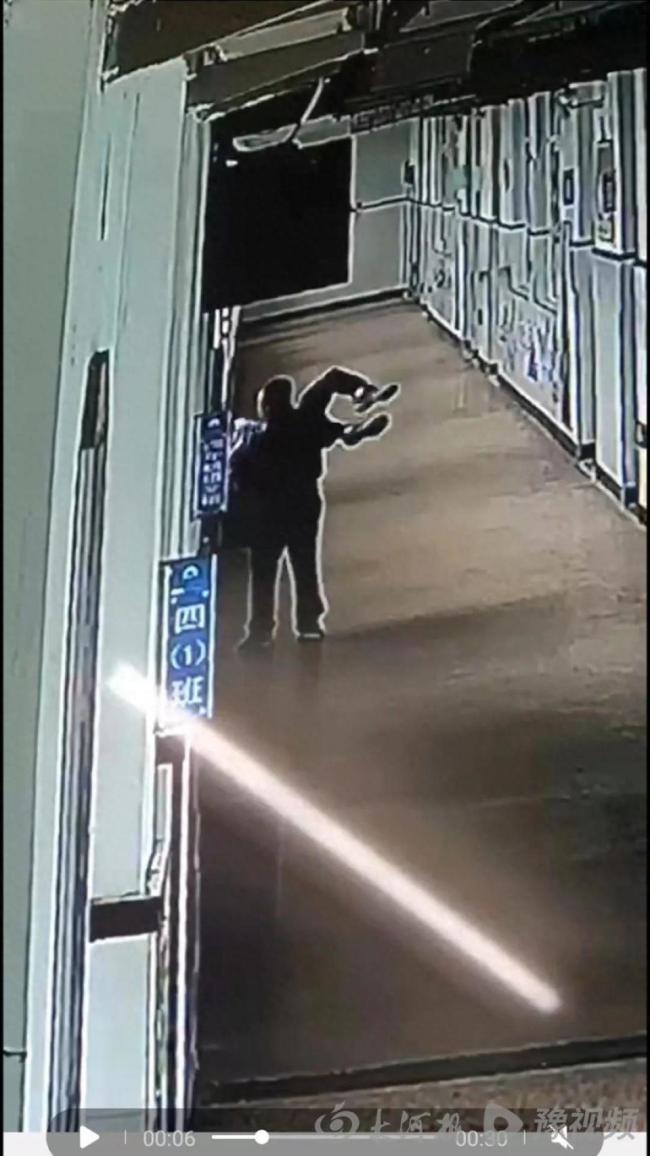 小學生被老師拎起 懸空探出3樓窗外 家長怒訴教師暴力