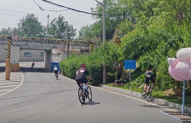 自行車比賽多名選手同一彎道摔倒