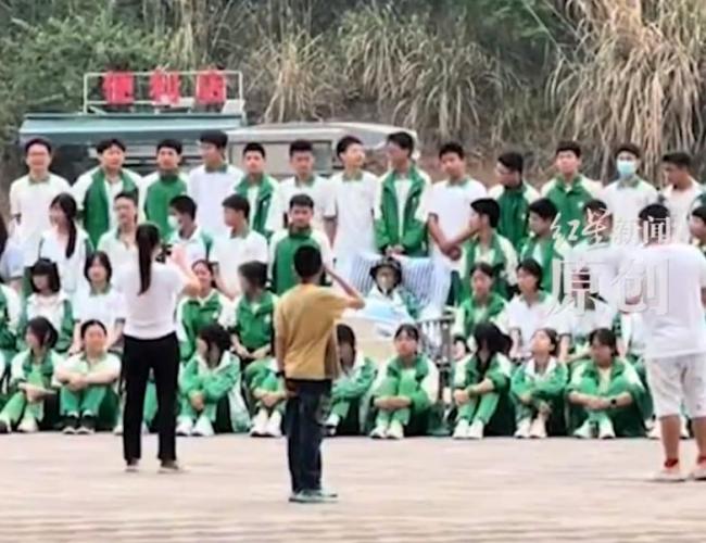 初三男孩病重，全班帶板凳到醫(yī)院拍畢業(yè)照 一個(gè)都不能少