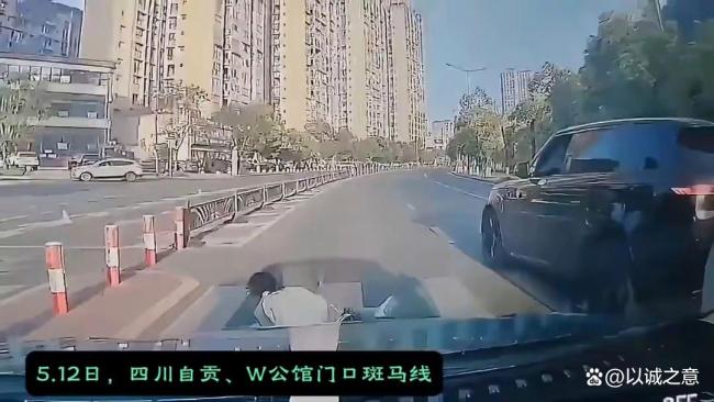 雨天斑馬線上孩子沖出被車撞倒碾壓 肇事司機(jī)逃逸引發(fā)公憤