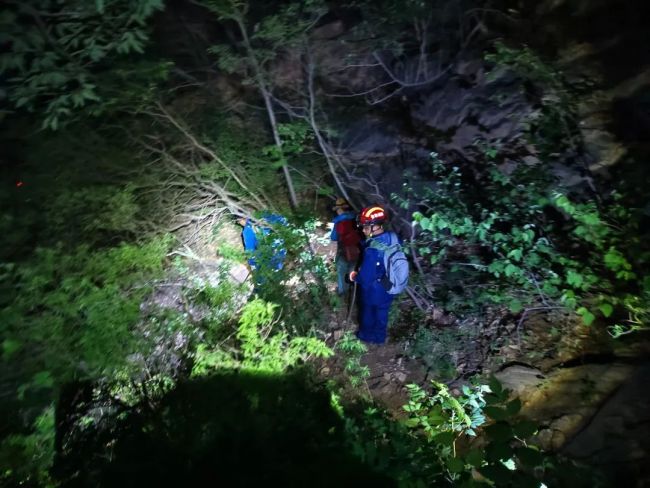 两女子爬野山被困消防救援 连夜搜救成功