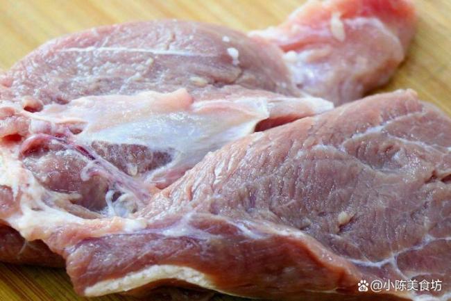 如何區(qū)分被灌水注封閉針的豬肉 2秒鐘就能看出注水肉