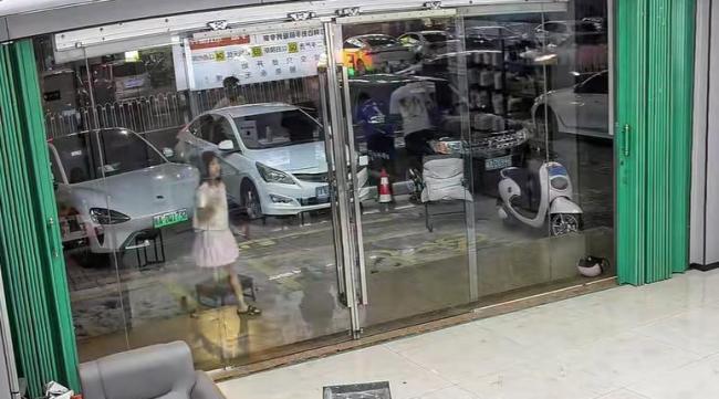 女孩推倒商家玻璃门淡定捋头发进店