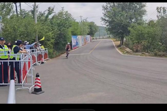 自行車賽多名選手同彎道摔倒 急彎下坡成事故多發(fā)點(diǎn)