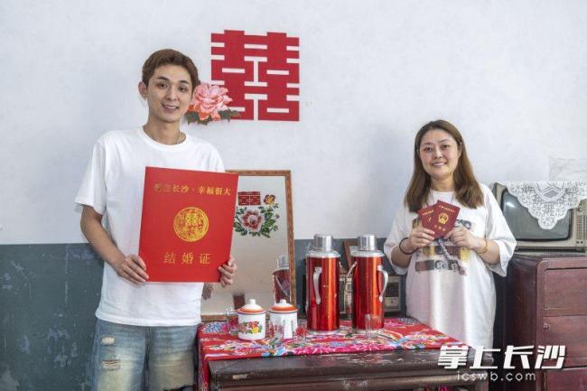 長沙新人520領到超大版結婚證