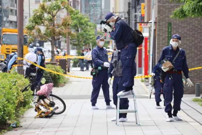 大爺墜樓砸中男子雙雙喪命