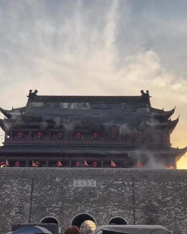 官方：鼓樓坍塌樓宇部分為“假古董” 重建瓦片脫落無傷亡