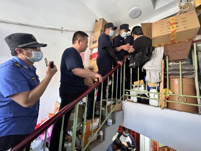 北京一女子撿廢品熏走鄰居 樓道堆滿垃圾引發(fā)清理行動(dòng)