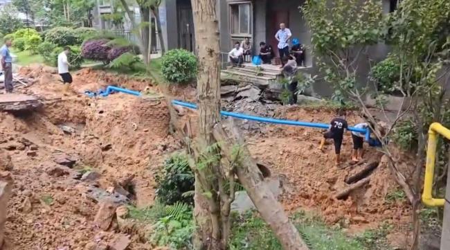 福州一小區(qū)居民樓旁路面坍塌 物管回應(yīng)：系水管爆裂已修復(fù)